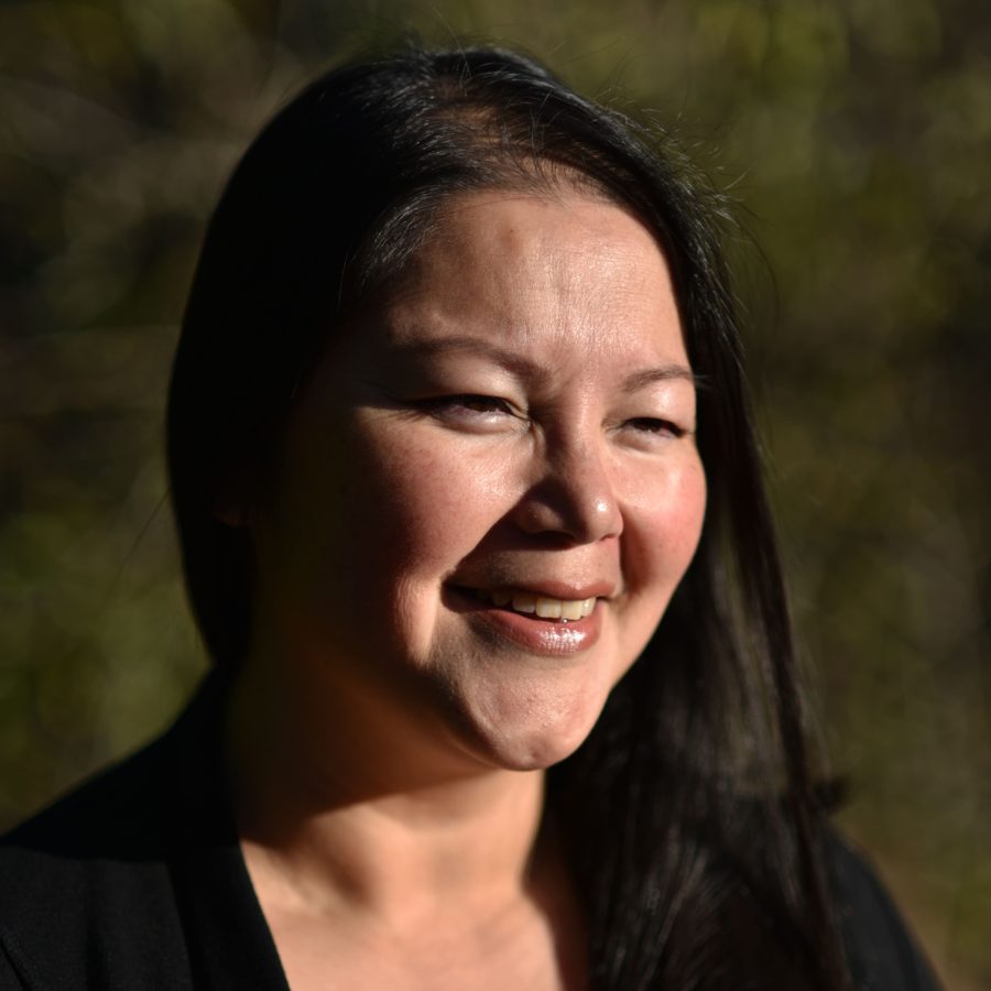 Portrait de Cynthia Sinigaglia, souriante, en extérieur, lumière chaude.